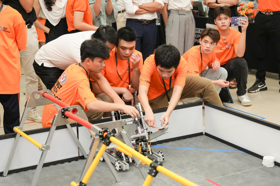 Tổ chức giải thi đấu robot dành cho học sinh trung học ảnh 1 Tổ chức giải thi đấu robot dành cho học sinh trung học ảnh 1