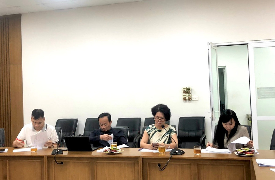 Ông Đồng Mạnh Hùng (ngoài cùng phía trái ảnh) cùng các giám khảo chấm Giải báo chí toàn quốc Vì sự nghiệp giáo dục Việt Nam. Ông Đồng Mạnh Hùng (ngoài cùng phía trái ảnh) cùng các giám khảo chấm Giải báo chí toàn quốc Vì sự nghiệp giáo dục Việt Nam.