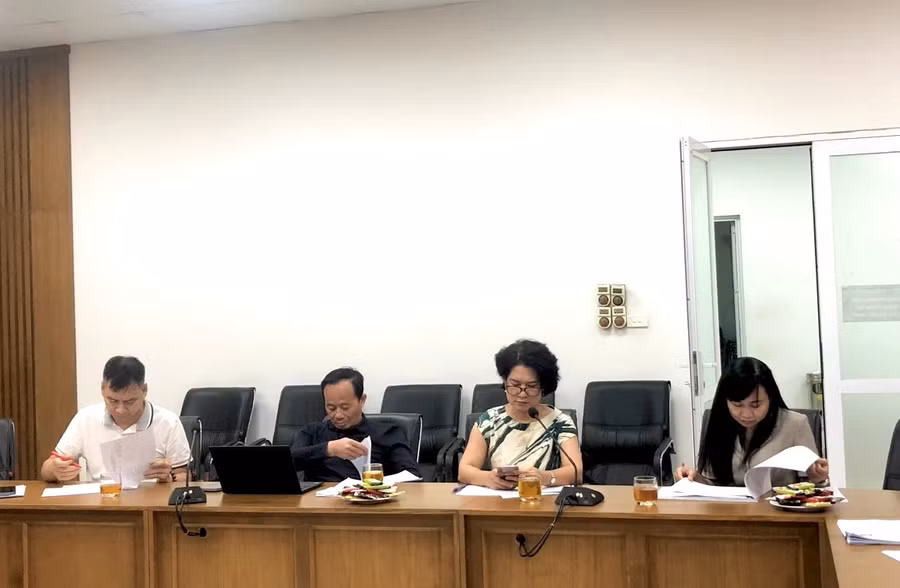 Ông Đồng Mạnh Hùng (ngoài cùng phía trái ảnh) cùng các giám khảo chấm Giải báo chí toàn quốc Vì sự nghiệp giáo dục Việt Nam.