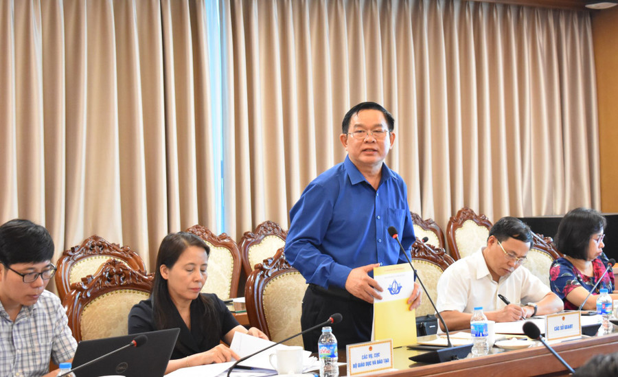 Tại phiên họp, các ủy viên Hội đồng, chuyên gia, đại diện các sở GDĐT dự phiên họp đã góp ý cho đề cương báo cáo. Tại phiên họp, các ủy viên Hội đồng, chuyên gia, đại diện các sở GDĐT dự phiên họp đã góp ý cho đề cương báo cáo.