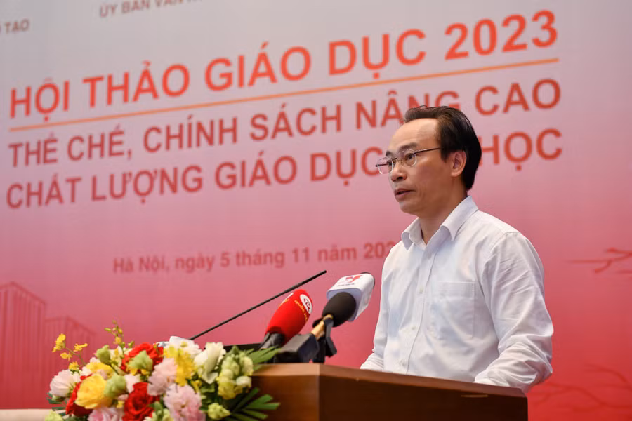 Thứ trưởng Bộ GD&ĐT Hoàng Minh Sơn phát biểu tại hội thảo.