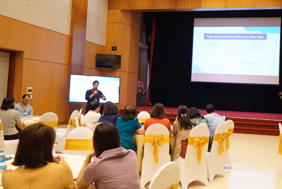 Mr. Azat Yazgulyye giới thiệu các nền tảng giúp cá nhân hóa việc học tập.