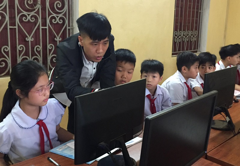 Học sinh và giáo viên Trường Tiểu học Trần Phú (Tam Điệp, Ninh Bình) trong giờ Tin học. Ảnh: TG Học sinh và giáo viên Trường Tiểu học Trần Phú (Tam Điệp, Ninh Bình) trong giờ Tin học. Ảnh: TG