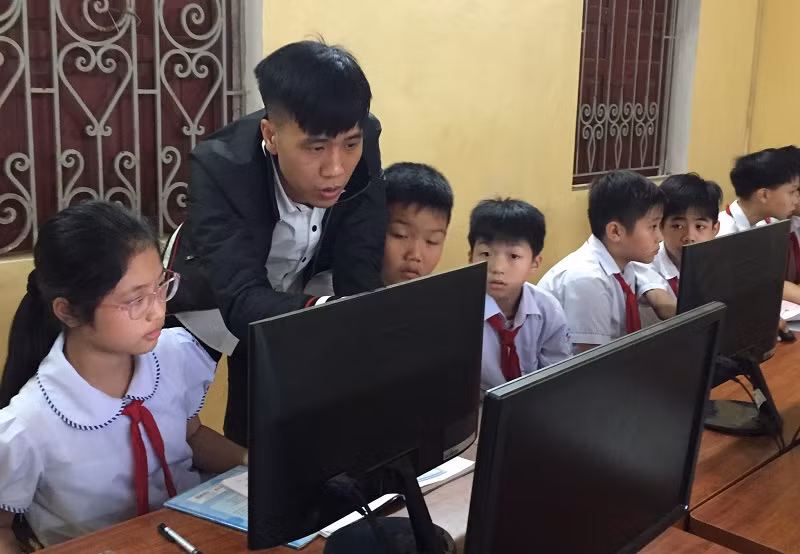 Học sinh và giáo viên Trường Tiểu học Trần Phú (Tam Điệp, Ninh Bình) trong giờ Tin học. Ảnh: TG