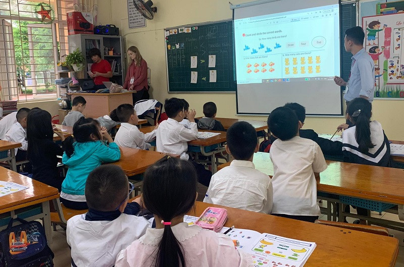 Học Tiếng Anh cùng giáo viên nước ngoài tại Trường PTCS Nguyễn Đình Chiểu (Hai Bà Trưng, Hà Nội). Ảnh: TG Học Tiếng Anh cùng giáo viên nước ngoài tại Trường PTCS Nguyễn Đình Chiểu (Hai Bà Trưng, Hà Nội). Ảnh: TG