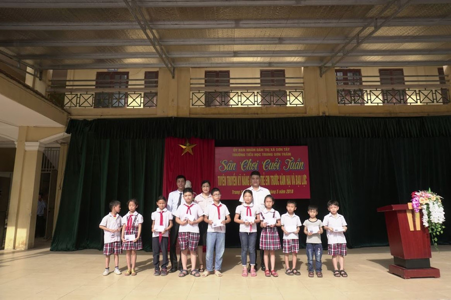 Trao quà cho 10 học sinh vượt khó đạt thành tích cao trong học tập