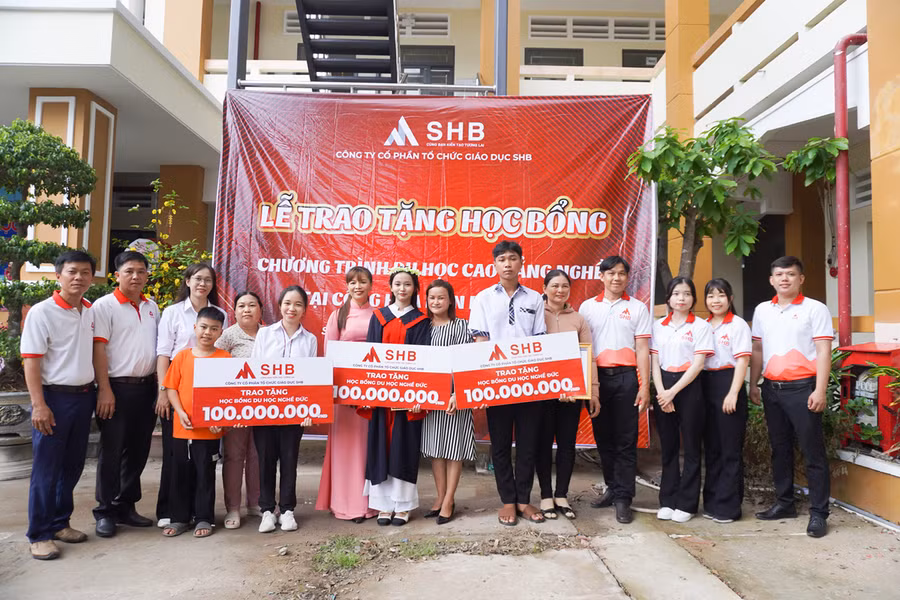 HS nhận học bổng bên gia đình, thầy cô và Văn phòng đại diện SHB tỉnh Sóc Trăng.