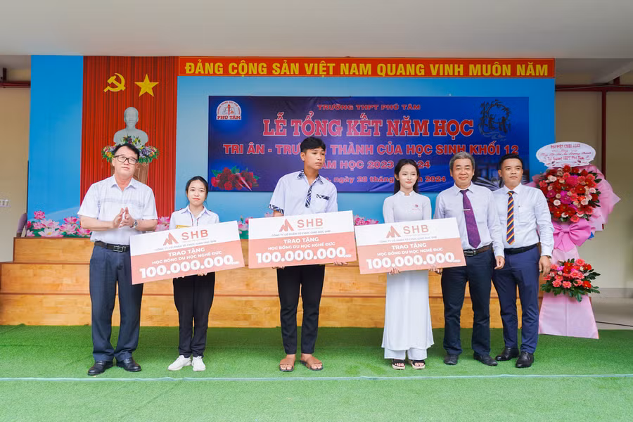 Công ty CP Tổ chức Giáo dục SHB trao học bổng “Chắp cánh ước mơ Đức” cho 3 học sinh.