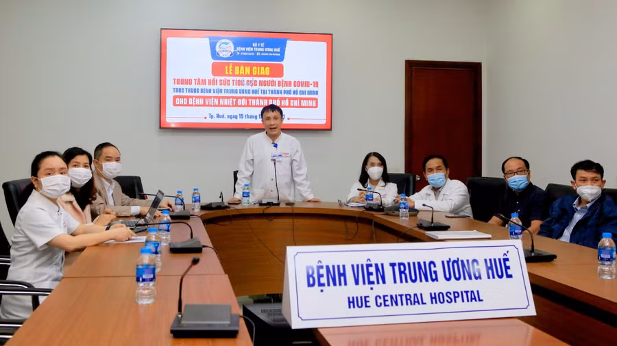 GS. TS Phạm Như Hiệp, Giám đốc Bệnh viện Trung ương Huế phát biểu tại buổi lễ.