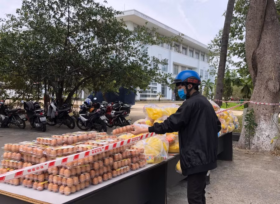 SV Trường ĐH Bách khoa, ĐH Đà Nẵng thực hiện giãn cách khi đến trường nhận quà hỗ trợ cho SV đang ở KTX và các nhà trọ