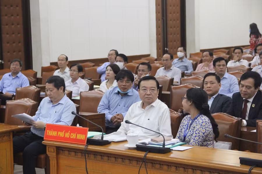 Các đại biểu tại TP.HCM có mặt sớm tại UBND TP.HCM để tham gia hội nghị trực tuyến