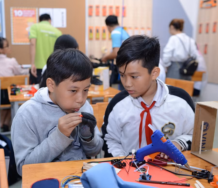 Học sinh Trường THCS Minh Đức, Quận 1 trong phòng thực hành STEM