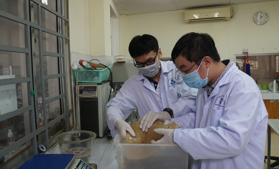 Sinh viên Khoa Kỹ thuật Hóa học, Trường Đại học Bách khoa (Đại học Quốc gia TPHCM) tham gia nghiên cứu khoa học. Ảnh: Mạnh Tùng