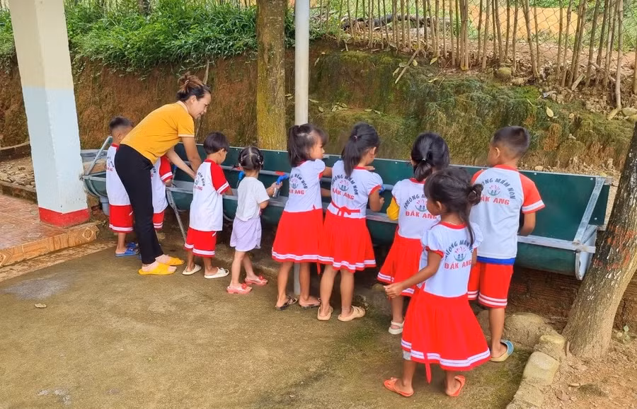 Nguồn nước Trường Mầm non Đăk Ang sử dụng được dẫn từ hệ thống nước sạch liên thôn.