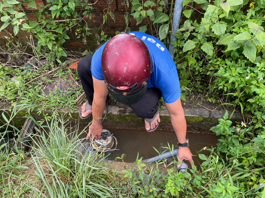 Trường Tiểu học – THCS Sa Loong dùng máy bơm dẫn nước từ mương cách trường 300m về dùng.