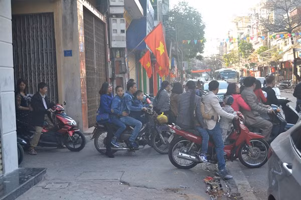 Hết "tháng ăn chơi", nhìn lại những hình ảnh phản cảm mùa lễ hội ảnh 1