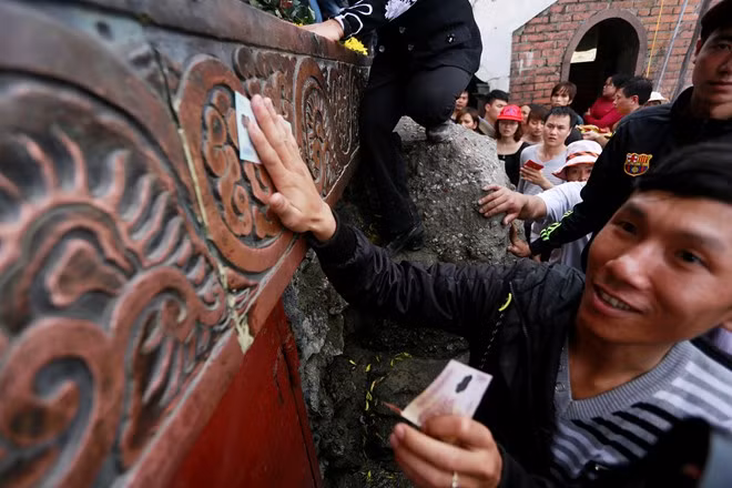 Hết "tháng ăn chơi", nhìn lại những hình ảnh phản cảm mùa lễ hội ảnh 2