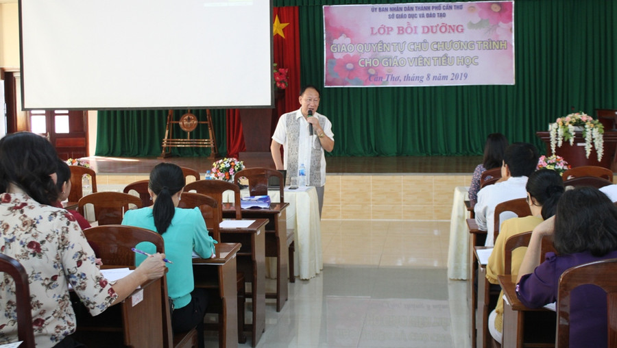 PGS.TS Trần Khánh Đức trao đổi với cán bộ quản lý và giáo viên