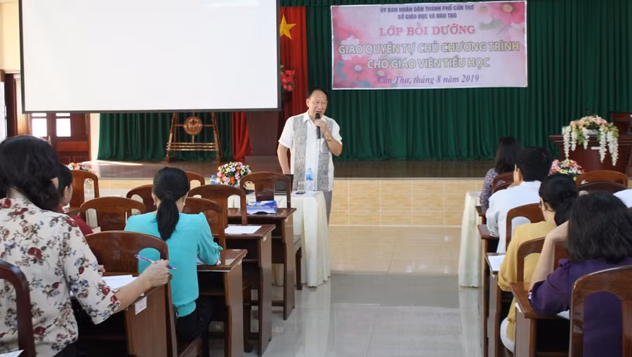 PGS.TS Trần Khánh Đức trao đổi với cán bộ quản lý và giáo viên