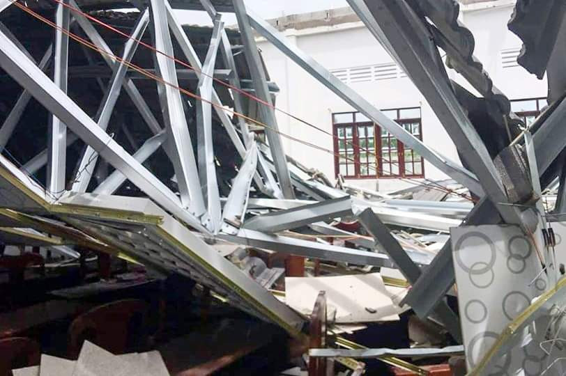 Hiện trường vụ sập mái che hội trường. Ảnh: T.L Hiện trường vụ sập mái che hội trường. Ảnh: T.L