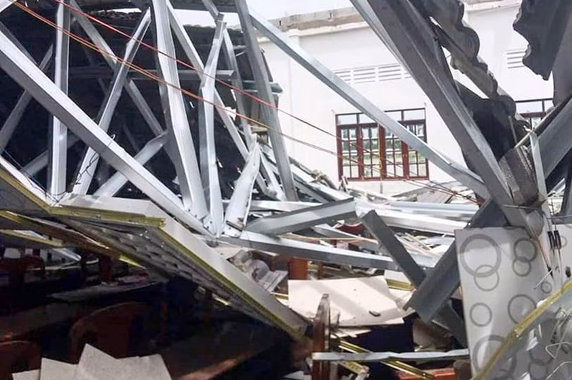 Hiện trường vụ sập mái che hội trường. Ảnh: T.L