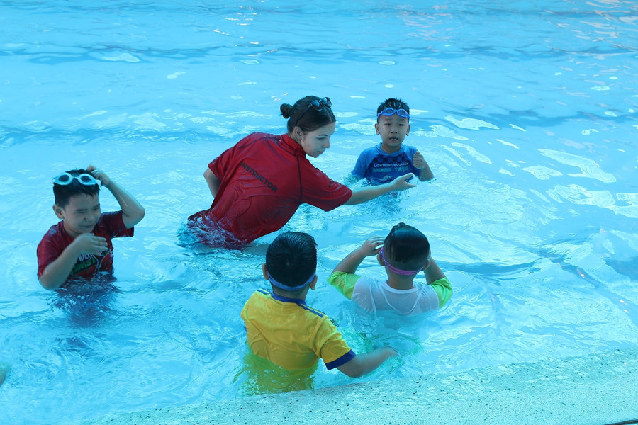 HS tham gia phổ cập bơi dưới sự hướng dẫn của các Huấn luyện viên tổ chức AWSOM. HS tham gia phổ cập bơi dưới sự hướng dẫn của các Huấn luyện viên tổ chức AWSOM.