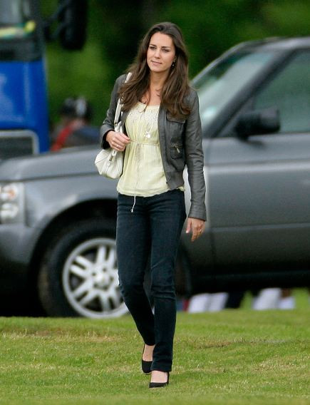Bức ảnh này được chụp vào tháng 6/2009. Tuy nhiên, Kate Middleton lại tạo ra một vẻ ngoài ấn tượng dựa trên sự đơn giản.