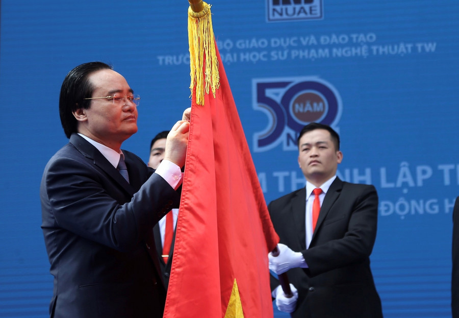 Bộ trưởng Bộ GD&ĐT Phùng Xuân Nhạ thừa ủy quyền của Chủ tịch nước gắn Huân chương Lao động hạng nhất - phần thưởng cao quý Trường ĐHSP Nghệ thuật Trung ương được trao tặng. Bộ trưởng Bộ GD&ĐT Phùng Xuân Nhạ thừa ủy quyền của Chủ tịch nước gắn Huân chương Lao động hạng nhất - phần thưởng cao quý Trường ĐHSP Nghệ thuật Trung ương được trao tặng.