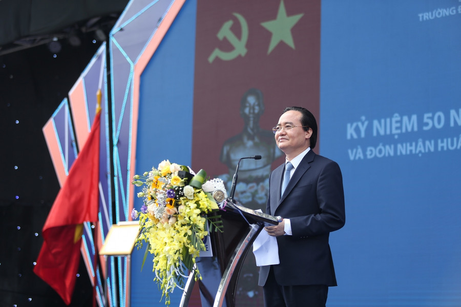 Bộ trưởng Bộ GD&ĐT Phùng Xuân Nhạ phát biểu tại buổi lễ. Bộ trưởng Bộ GD&ĐT Phùng Xuân Nhạ phát biểu tại buổi lễ.
