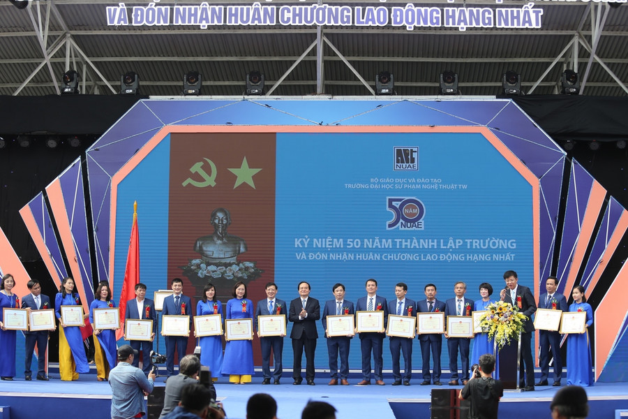 Bộ trưởng Bộ GD&ĐT Phùng Xuân Nhạ tặng Bằng khen của Bộ trưởng Bộ GD&ĐT cho 9 tập thể và 10 cá nhân thuộc Trường ĐHSP Nghệ thuật Trung ương có thành tích xuất sắc trong quá trình xây dựng nhà trường giai đoạn 1970 – 2020. Bộ trưởng Bộ GD&ĐT Phùng Xuân Nhạ tặng Bằng khen của Bộ trưởng Bộ GD&ĐT cho 9 tập thể và 10 cá nhân thuộc Trường ĐHSP Nghệ thuật Trung ương có thành tích xuất sắc trong quá trình xây dựng nhà trường giai đoạn 1970 – 2020.