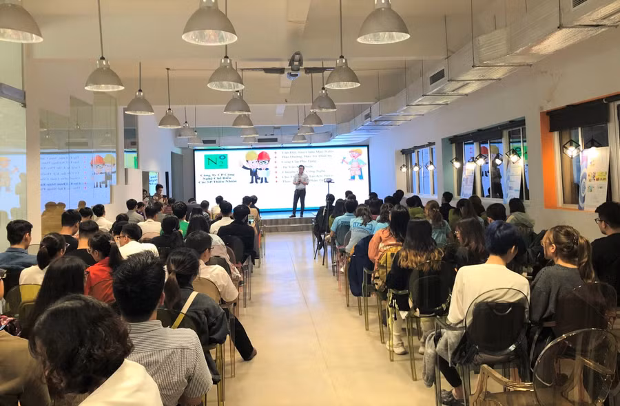 Đội thi thuyết trình sản phẩm.