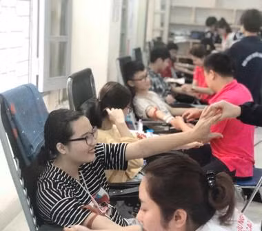 Thầy cô giáo và sinh viên trường Đại học Khoa học Xã hội và Nhân văn trong ngày hội hiến máu "Nắng Hồng nhân ái"