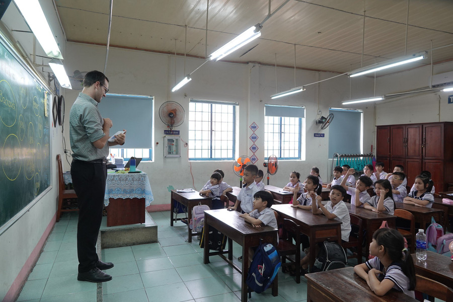 Học sinh lớp 2/2 Trường Tiểu học Phù Đổng đang học tiếng Anh với người nước ngoài theo hình thức xã hội hóa.