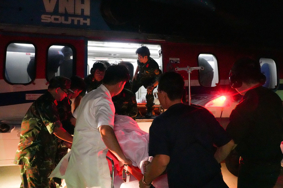 17h50 ngày 10/6, trực thăng EC225 mang số hiệu VN-8619 của Binh đoàn 18, cất cánh tại sân bay Tân Sơn Nhất để đón 2 bệnh nhân về đất liền điều trị.