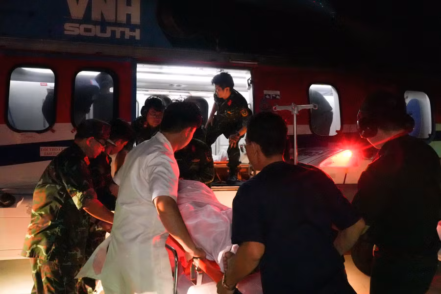 17h50 ngày 10/6, trực thăng EC225 mang số hiệu VN-8619 của Binh đoàn 18, cất cánh tại sân bay Tân Sơn Nhất để đón 2 bệnh nhân về đất liền điều trị. 17h50 ngày 10/6, trực thăng EC225 mang số hiệu VN-8619 của Binh đoàn 18, cất cánh tại sân bay Tân Sơn Nhất để đón 2 bệnh nhân về đất liền điều trị.