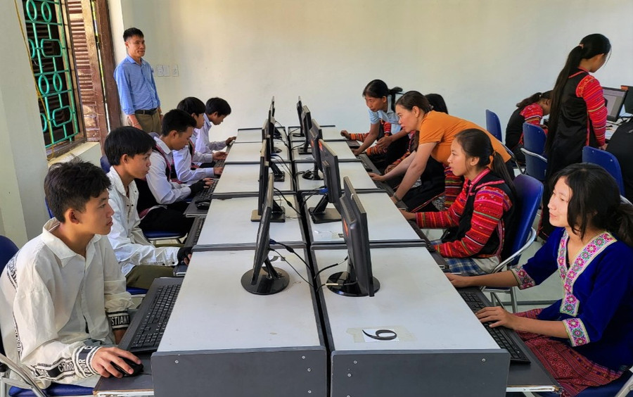 Học sinh vùng cao Mường Tè tiếp cận với CNTT. Ảnh: Hà Thuận Học sinh vùng cao Mường Tè tiếp cận với CNTT. Ảnh: Hà Thuận