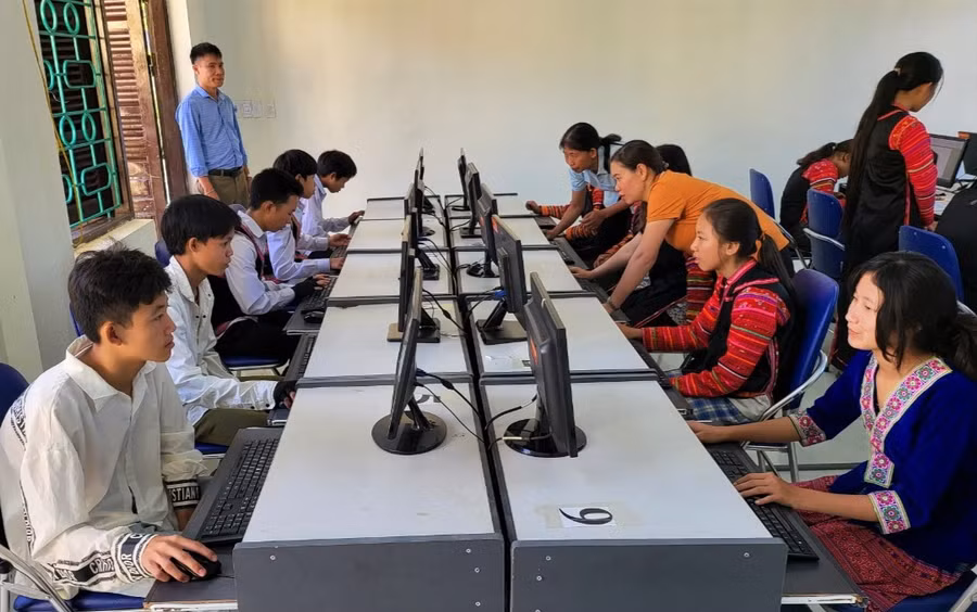 Học sinh vùng cao Mường Tè tiếp cận với CNTT. Ảnh: Hà Thuận