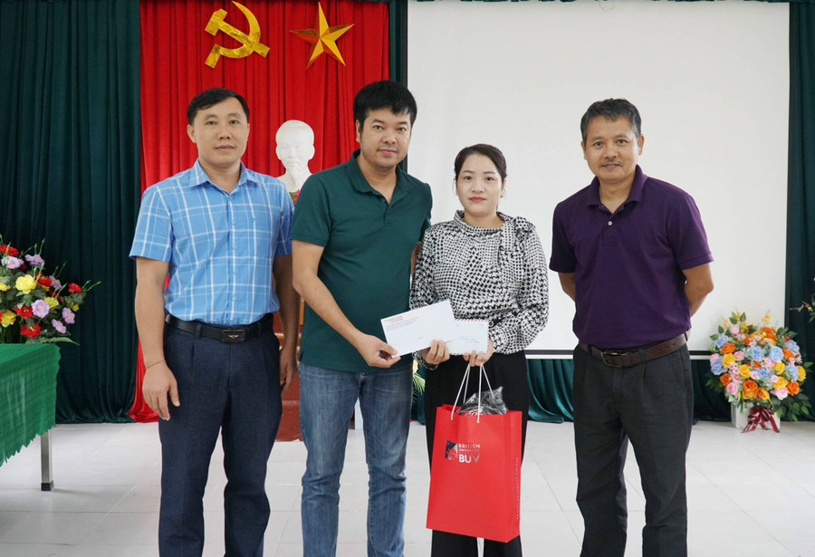 Đại diện Báo GD&TĐ trao quà thăm hỏi cho giáo viên Trường Phổ thông DTBT THCS Lưu Kiền gặp tai nạn do sạt lở đất trên đường đi dạy về. Ảnh: Hồ Lài Đại diện Báo GD&TĐ trao quà thăm hỏi cho giáo viên Trường Phổ thông DTBT THCS Lưu Kiền gặp tai nạn do sạt lở đất trên đường đi dạy về. Ảnh: Hồ Lài
