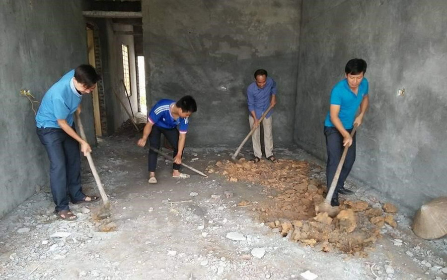 Đoàn viên Công đoàn Trường Tiểu học & THCS Tân Thanh 1 (Tuyên Quang) giúp đỡ cô giáo Hoàng Thị Hường san nền nhà. Ảnh: Lan Anh Đoàn viên Công đoàn Trường Tiểu học & THCS Tân Thanh 1 (Tuyên Quang) giúp đỡ cô giáo Hoàng Thị Hường san nền nhà. Ảnh: Lan Anh