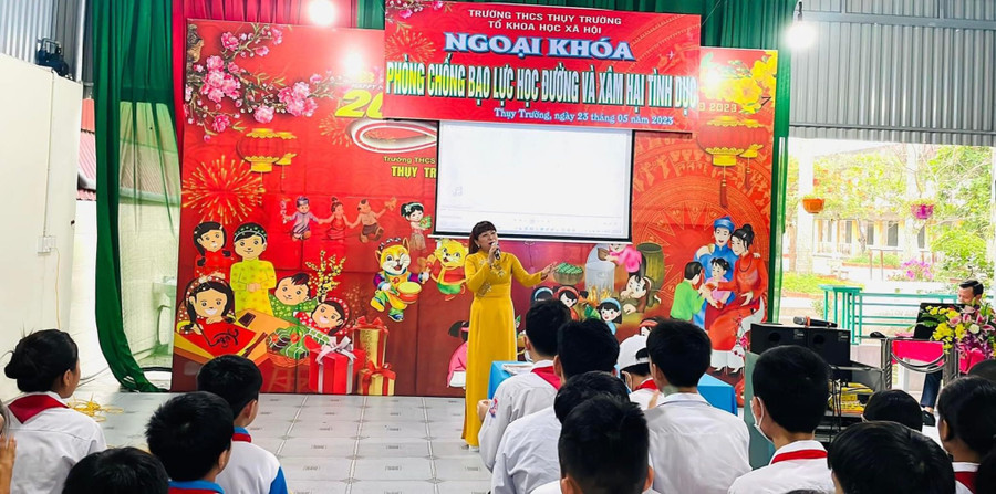 Cô trò Trường THCS Thụy Trường (Thái Thụy, Thái Bình) trong hoạt động ngoại khóa về phòng chống bạo lực học đường và xâm hại tình dục. Ảnh: NTCC Cô trò Trường THCS Thụy Trường (Thái Thụy, Thái Bình) trong hoạt động ngoại khóa về phòng chống bạo lực học đường và xâm hại tình dục. Ảnh: NTCC