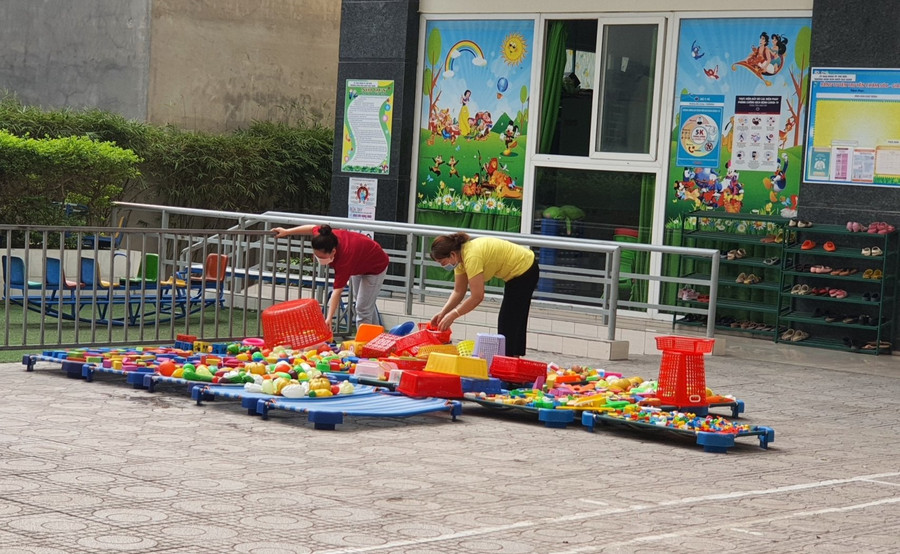Nhân viên Trường Mầm non Ngôi Sao Sáng vệ sinh đồ chơi cho trẻ. Ảnh: Hồ Phúc Nhân viên Trường Mầm non Ngôi Sao Sáng vệ sinh đồ chơi cho trẻ. Ảnh: Hồ Phúc