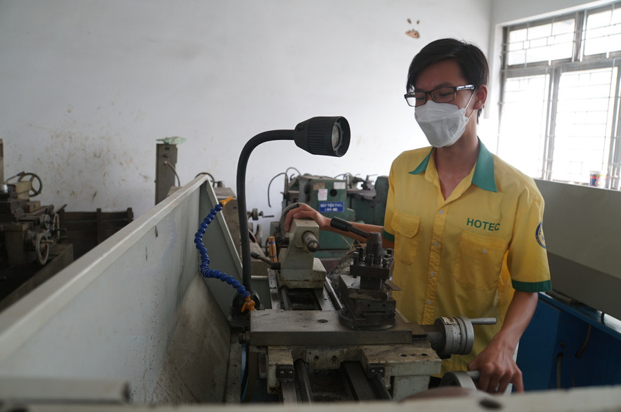 Học viên Trung tâm Giáo dục thường xuyên – Giáo dục nghề nghiệp huyện Nhà Bè (TPHCM) trong giờ học thực hành, tháng 2/2022. Ảnh: Mạnh Tùng Học viên Trung tâm Giáo dục thường xuyên – Giáo dục nghề nghiệp huyện Nhà Bè (TPHCM) trong giờ học thực hành, tháng 2/2022. Ảnh: Mạnh Tùng