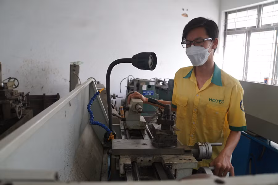 Học viên Trung tâm Giáo dục thường xuyên – Giáo dục nghề nghiệp huyện Nhà Bè (TPHCM) trong giờ học thực hành, tháng 2/2022. Ảnh: Mạnh Tùng