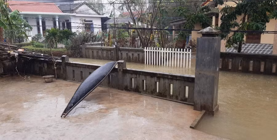 Tại Thừa Thiên Huế mưa bắt đầu nặng hạt.