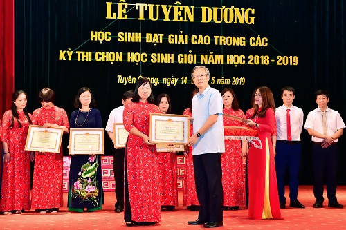 Ông Phạm Minh Huấn - Chủ tịch UBND tỉnh Tuyên Quang - trao Bằng khen cho các GV có thành tích trong dạy HS giỏi Quốc gia