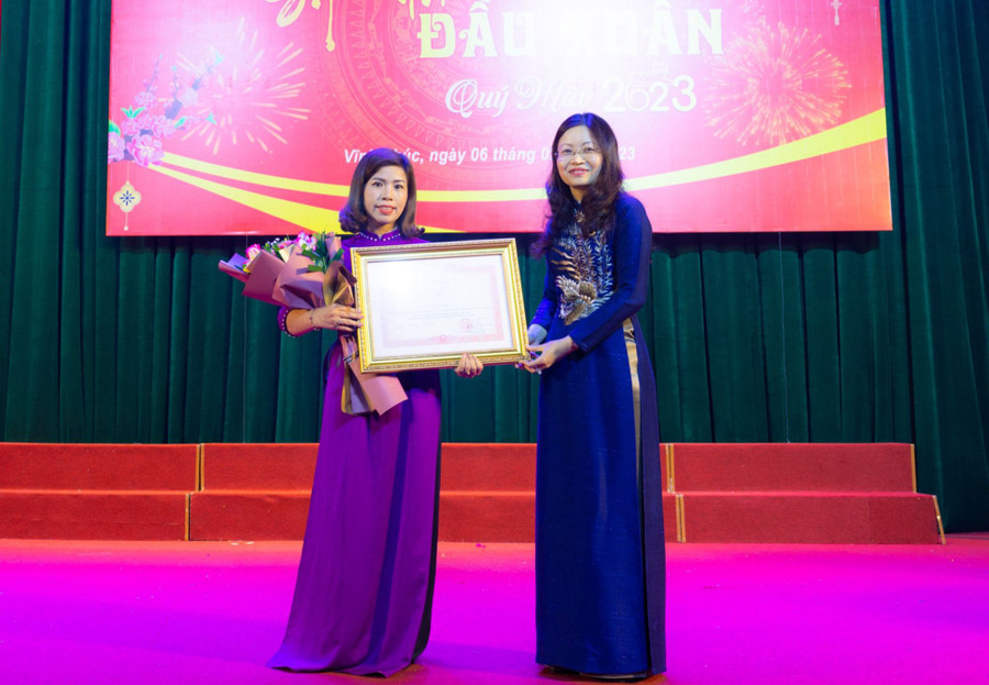 TS Lê Thị Lan Anh (bên trái) nhận Bằng khen của Thủ tướng Chính phủ. Ảnh: NVCC TS Lê Thị Lan Anh (bên trái) nhận Bằng khen của Thủ tướng Chính phủ. Ảnh: NVCC