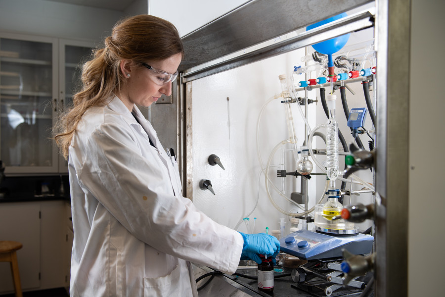 Cần xóa bỏ định kiến ngăn cản nữ sinh theo đuổi nghiên cứu khoa học. Ảnh: ITN