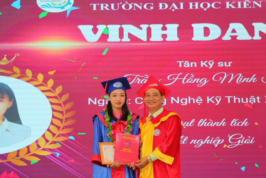 TS Nguyễn Tuấn Khanh, Bí thư Đảng ủy, Hiệu trưởng Trường ĐH Kiên Giang trao bằng tốt nghiệp cho tân cử nhân xếp loại giỏi. TS Nguyễn Tuấn Khanh, Bí thư Đảng ủy, Hiệu trưởng Trường ĐH Kiên Giang trao bằng tốt nghiệp cho tân cử nhân xếp loại giỏi.