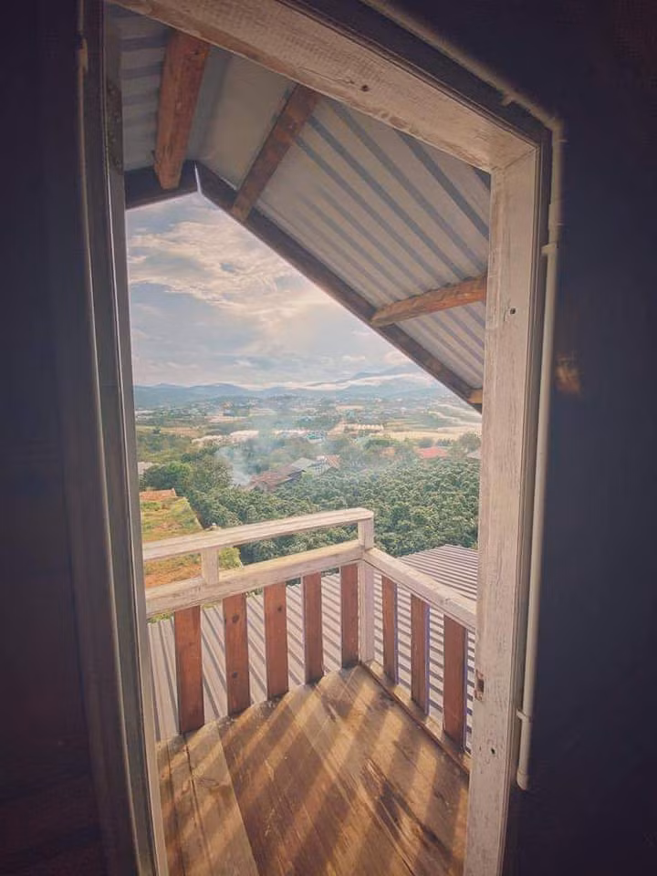 Căn nhà có ban công bằng gỗ thông.