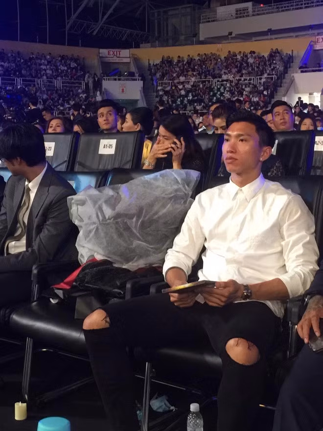 Đoàn Văn Hậu xuất hiện tại đêm chung kết Hoa hậu Việt Nam 2020.